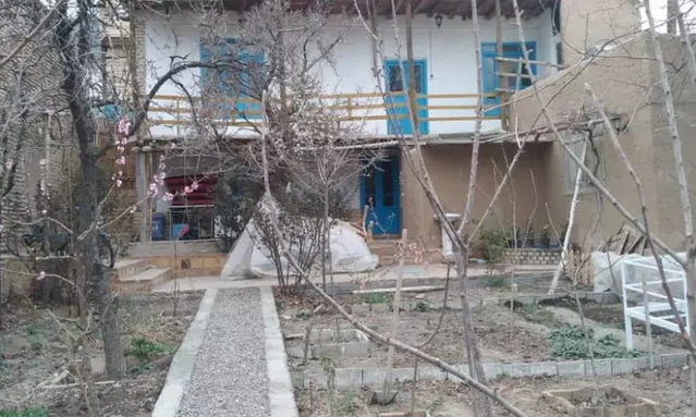 فضای داخل حیاط اقامتگاه سنتی عقیق طرقبه